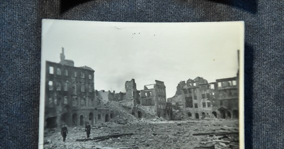 59 nieznanych dotąd fotografii z września 1944 roku, wykonanych przez niemieckiego fotografa, trafiło do Muzeum Powstania Warszawskiego. Placówka kupiła kolekcję od antykwariusza, który serię podzielił i wystawił na sprzedaż na portalu aukcyjnym. Unikalny zbiór pokazuje niemieckie stanowiska w różnych częściach stolicy: od Pragi, przez Starówkę aż po Wolę i Ochotę. 