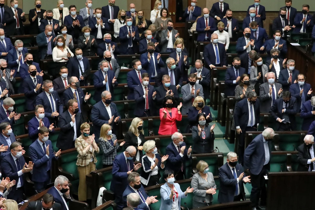 W czwartkowym głosowaniu PiS jednym głosem obroniło swój projekt ustawy o Polskim Instytucie Rodziny i Demografii. Za odrzuceniem projektu w pierwszym czytaniu opowiedziało się 204 posłów, a przeciw 205. Dwóch polityków PiS było za odrzuceniem projektu, a 19 wstrzymało się od głosu.