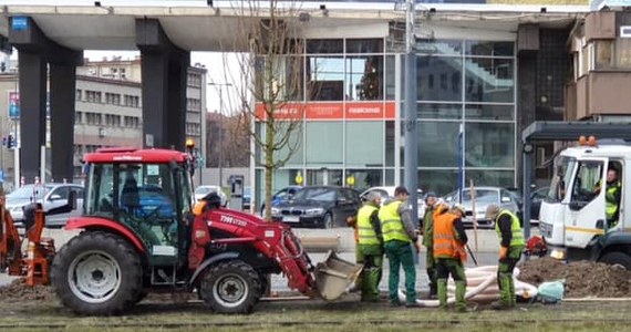 Rozpoczęło się sadzenie drzew przy Al. Korfantego między rynkiem a rondem im. gen. Jerzego Ziętka przy Spodku w Katowicach. Wcześniej ulica została zwężona. Będzie tam rosło 27 klonów.