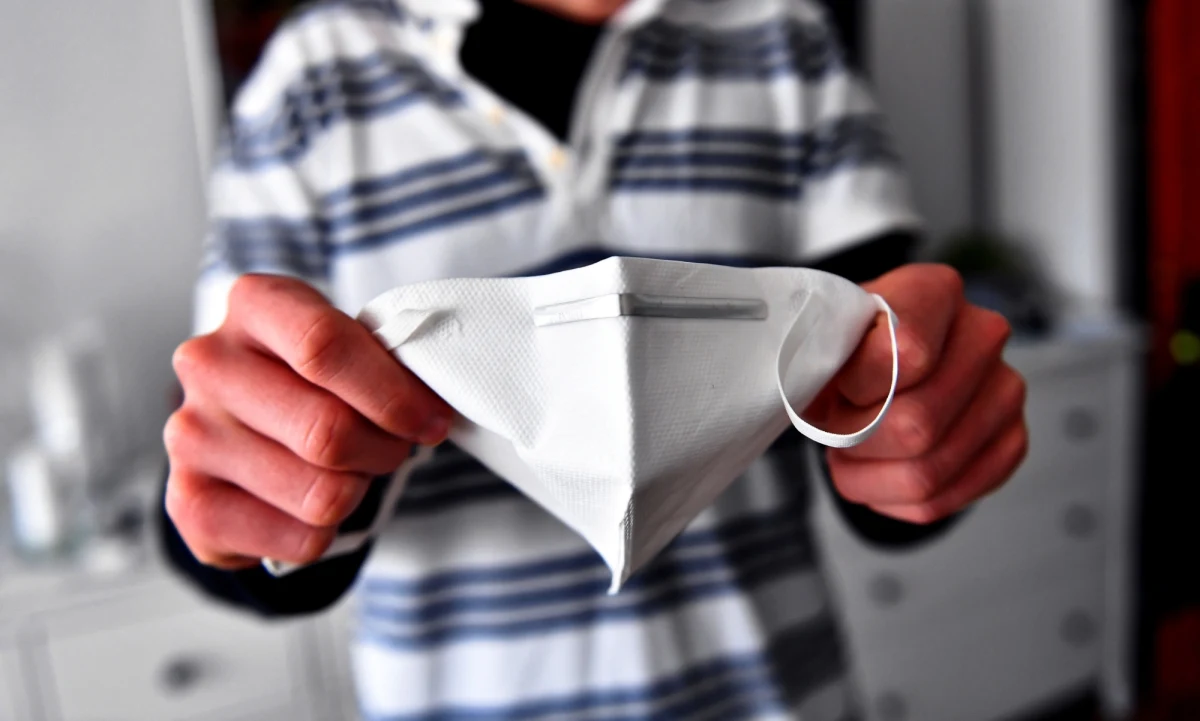 Pracownicy wrocławskiego MPK będą musieli nosić maseczki podczas pracy. Decyzję o wprowadzeniu takiego obowiązku podjął prezes wrocławskiego MPK. Zwolnione z niego będą osoby, które dobrowolnie okażą dokument potwierdzający zaszczepienie.