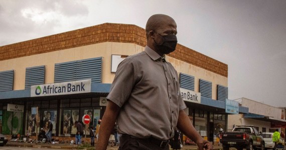 ​Znacząco rośnie liczba zakażeń koronawirusem w Republice Południowej Afryki. Coraz więcej ludzi trafia także do szpitali. Przypadków przybywa zwłaszcza w prowincji Gauteng, gdzie wykryto pierwsze zakażenia wariantem Omikron.