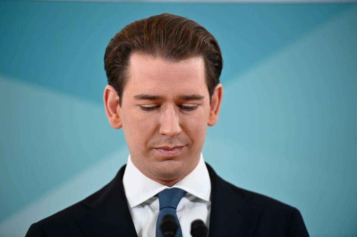 Były kanclerz Austrii Sebastian Kurz ogłosił, że odchodzi z polityki i rezygnuje z funkcji szefa Partii Ludowej (OeVP) i przewodniczącego jej klubu. Następca Kurza, Alexander Schallenberg, który był kanclerzem od 11 października, poinformował, że zrezygnuje z urzędu "jak tylko w partii zostanie ustalony odpowiedni kurs". Do dymisji podał się także minister finansów Gernot Bluemel.