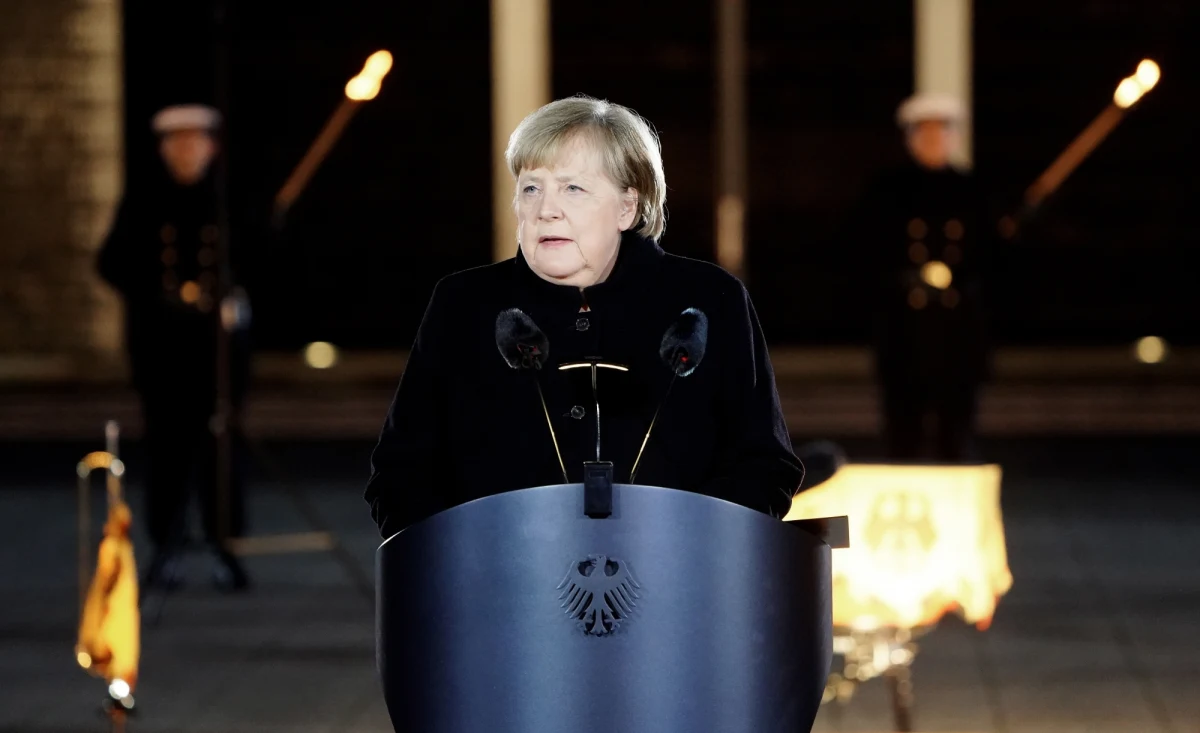 Wieczorem w Berlinie odbył się Wielki Capstrzyk Bundeswehry na pożegnanie kanclerz Angeli Merkel. "Czuję wdzięczność i pokorę" - wyznała kanclerz, która odchodzi po 16 latach rządzenia. Z wyraźnym wzruszeniem słuchała utworów, które na jej zamówienie wykonała wojskowa orkiestra.