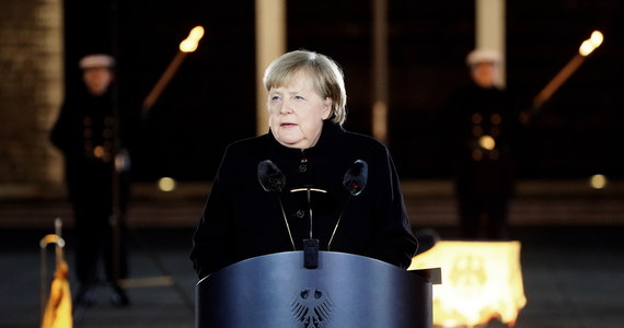 Wieczorem w Berlinie odbył się Wielki Capstrzyk Bundeswehry na pożegnanie kanclerz Angeli Merkel. "Czuję wdzięczność i pokorę" - wyznała kanclerz, która odchodzi po 16 latach rządzenia. Z wyraźnym wzruszeniem słuchała utworów, które na jej zamówienie wykonała wojskowa orkiestra.