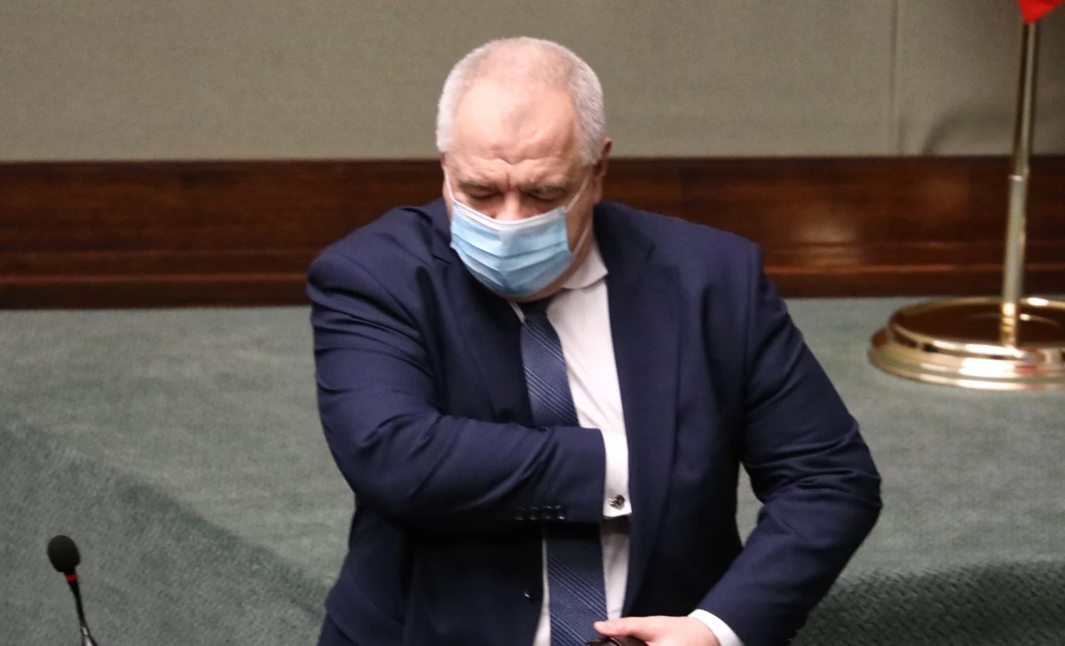 Ceny uprawnień do emisji CO2 stanowią ok. połowę kosztów energii w Polsce, to jest główna przyczyna wzrostu cen energii w naszym kraju - napisał w czwartek na Twitterze wicepremier, minister aktywów państwowych Jacek Sasin.