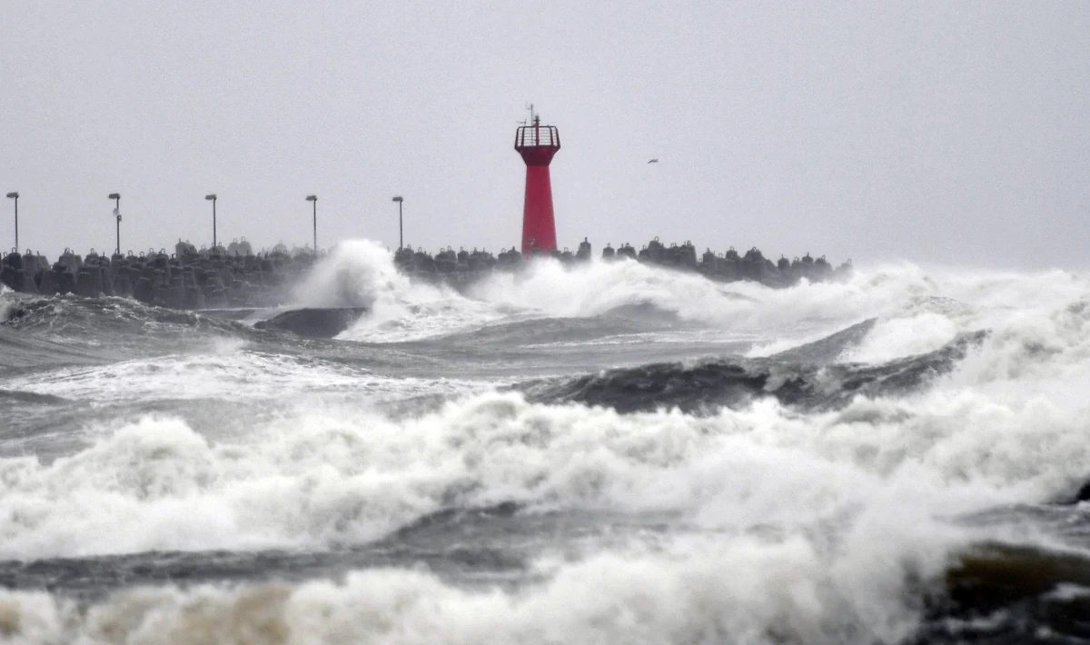 ​Przed wzrostem poziomów wody powyżej stanów ostrzegawczych z możliwością osiągnięcia stanów alarmowych ostrzega Instytut Meteorologii i Gospodarki Wodnej w wydanym hydrologicznym alercie drugiego stopnia. Obowiązuje on w całym pasie nadmorskim. IMGW ostrzega również przed oblodzonymi drogami i chodnikami w północnej części Polski.