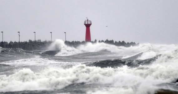 ​Przed wzrostem poziomów wody powyżej stanów ostrzegawczych z możliwością osiągnięcia stanów alarmowych ostrzega Instytut Meteorologii i Gospodarki Wodnej w wydanym hydrologicznym alercie drugiego stopnia. Obowiązuje on w całym pasie nadmorskim. IMGW ostrzega również przed oblodzonymi drogami i chodnikami w północnej części Polski.