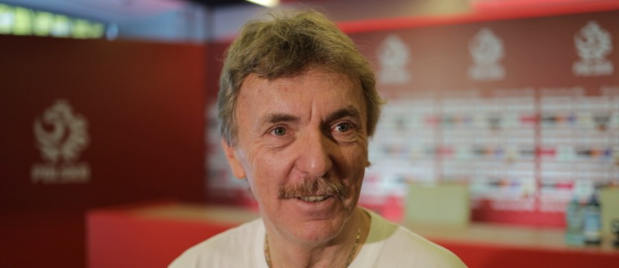 "Lewandowski został skrzywdzony. W ostatnich dwóch latach był najlepszym piłkarzem, najwięcej strzelał. W 2020 r. wygrał mistrzostwo Niemiec, Ligę Mistrzów itd. To było największym błędem, że w 2020 r. - nie wiadomo, dlaczego - Francuzi nie przyznali Złotej Piłki. Ja tego w ogóle nie rozumiem. To, że się nie mogła odbyć gala, jeszcze o niczym nie świadczy" - mówił w Popołudniowej rozmowie w RMF FM Zbigniew Boniek, honorowy prezes Polskiego Związku Piłki Nożnej, komentując rozstrzygnięcie plebiscytu na najlepszego piłkarza świata 2021. "Gdyby Robert zdobył tytuł w 2020 r. to pewnie w tym roku jego drugie miejsce mogłoby inaczej wyglądać. Uważam, że na pierwszym miejscu powinien być Jorginho, który był symbolem Chelsea, która zdobyła Champions League i symbolem reprezentacji Włoch, która zdobyła mistrzostwo Europy" - tłumaczył. 