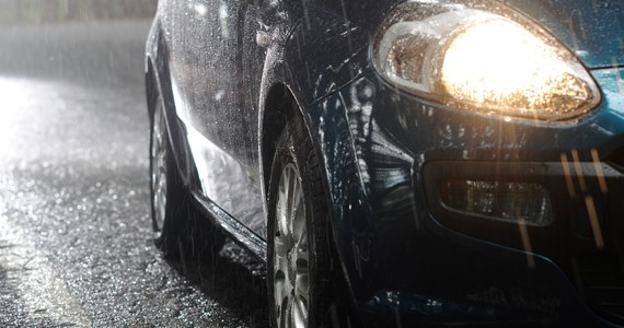 98 proc. polskich kierowców jest oślepianych przez inne samochody, a 40 proc. skarży się, że ich światła świecą za słabo - wynika z danych przekazanych przez Instytut Transportu Samochodowego. Analizy ITS wskazują, że tylko ok. 30 procent pojazdów ma prawidłowo ustawione światła.