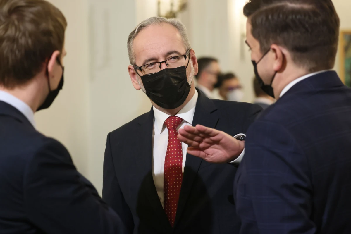Uważam, że ludzie powinni mieć prawo wyboru co do szczepień, ale pewne grupy powinny podlegać obowiązkowi szczepień – powiedział w piątek minister zdrowia Adam Niedzielski. Wskazał, że taki obowiązek mógłby objąć medyków, nauczycieli i służby mundurowe.