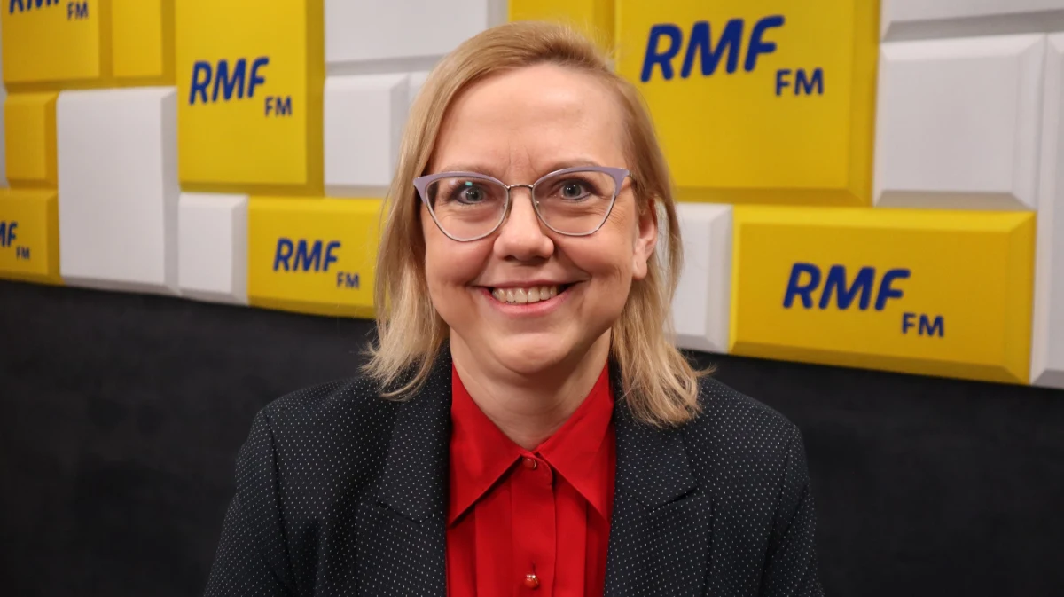 "Dyrektywa o zakazie sprzedaży plastikowych sztućców, talerzy, patyczków do uszu itp. wejdzie w życie w 2022 roku, ale musimy jeszcze stworzyć do niej ustawy" – powiedziała w Porannej rozmowie w RMF FM minister klimatu i środowiska Anna Moskwa. 