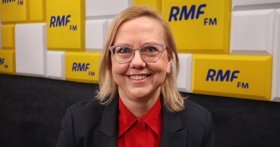 "Dyrektywa o zakazie sprzedaży plastikowych sztućców, talerzy, patyczków do uszu itp. wejdzie w życie w 2022 roku, ale musimy jeszcze stworzyć do niej ustawy" – powiedziała w Porannej rozmowie w RMF FM minister klimatu i środowiska Anna Moskwa. 