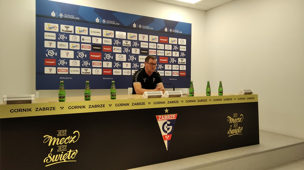 Chcę wygrać trzeci mecz z rzędu 
W Górniku Zabrze liczą na podtrzymanie dobrej passy i ogranie dzisiaj wieczorem u siebie Śląska Wrocław. Jeżeli by tak było, to „Górnicy” zaliczyliby w Ekstraklasie trzecią wygraną z rzędu, co jeszcze im się w tym sezonie nie udało. 
 
Dobra passa jedenastki prowadzonej przez Jana Urbana rozpoczęła się od ligowego klasyka i starcia z Legią Warszawa, który zabrzanie, po bardzo dobrym i bardzo emocjonującym spotkaniu rozstrzygnęli na swoją korzyść 3-2, zdobywając zwycięskiego gola w ostatnich sekundach. Potem w wyjazdowej grze pokonali beniaminka Górnika Łęczna 2-1. Znacznie poprawiło to sytuację zabrzan w ligowej tabeli.  
Trudny kalendarz 
- Drużyna funkcjonuje dość dobrze w ostatnich spotkaniach i oby było tak, żeby w kolejnym, trzecim z rzędu meczu wygrać, co na pewno wywindowałoby nas do góry w tabeli i przede wszystkim bardzo oddaliło od strefy spadkowej. Zobaczymy jak będzie, ja mam nadzieję, że pójdziemy za ciosem i skorzystamy przede wszystkim z tego, że gramy u siebie, a kolejne spotkanie też będziemy rozgrywali na swoim stadionie. Trzeba też pamiętać, że do końca roku mam w kalendarzu gier bardzo wymagających i trudnych rywali – podkreśla trener górniczej drużyny Jan Urban. 
Po 16 ligowych kolejkach „Górnicy” z dorobkiem 21 punktów zajmują 9 miejsce w ligowej tabeli. Tyle, że o poprawienie tej lokaty będzie bardzo trudno, bo przed zespołem z Zabrza seria gier z całą czołówką ligi. Zaczyna się od dzisiejszego meczu ze Śląskiem. W niedzielę 12 grudnia Górnik ponownie zagra u siebie, tym razem z Pogonią Szczecin, a na koniec roku dwa ciężkie wyjazdy. Najpierw 15 grudnia zaległe starcie z 5. kolejki z Rakowem w Częstochowie, no i na koniec gra z liderem Lechem Poznań na jego terenie. 
Szansa dla 15-latka 
To jednak nadchodzące dni. Na razie wszyscy w Zabrzu koncentrują się na konfrontacji ze Śląskiem. Wszyscy zdają sobie sprawę, że nie będzie to łatwe spotkanie. Trener Urban ma do swojej dyspozycji wszystkich zawodników, z wyjąt