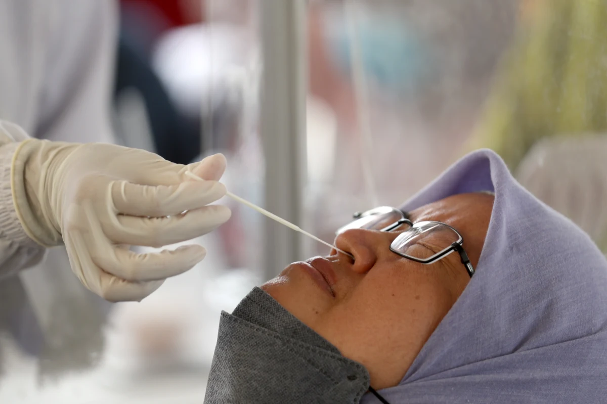 Rosyjski przedsiębiorca Aleksandr Padar, właściciel sieci przychodni okulistycznych na Syberii o nazwie Omikron, złożył pozew sądowy przeciwko Światowej Organizacji Zdrowia (WHO). Biznesmen chce, by WHO nie używała nazwy Omikron wobec nowego wariantu Covid-19.