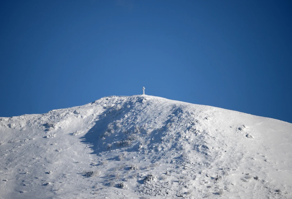 ​W górnych partiach Bieszczad obowiązuje pierwszy - w pięciostopniowej, rosnącej skali - stopień zagrożenia lawinowego. Leży od 25 cm do pół metra śniegu.