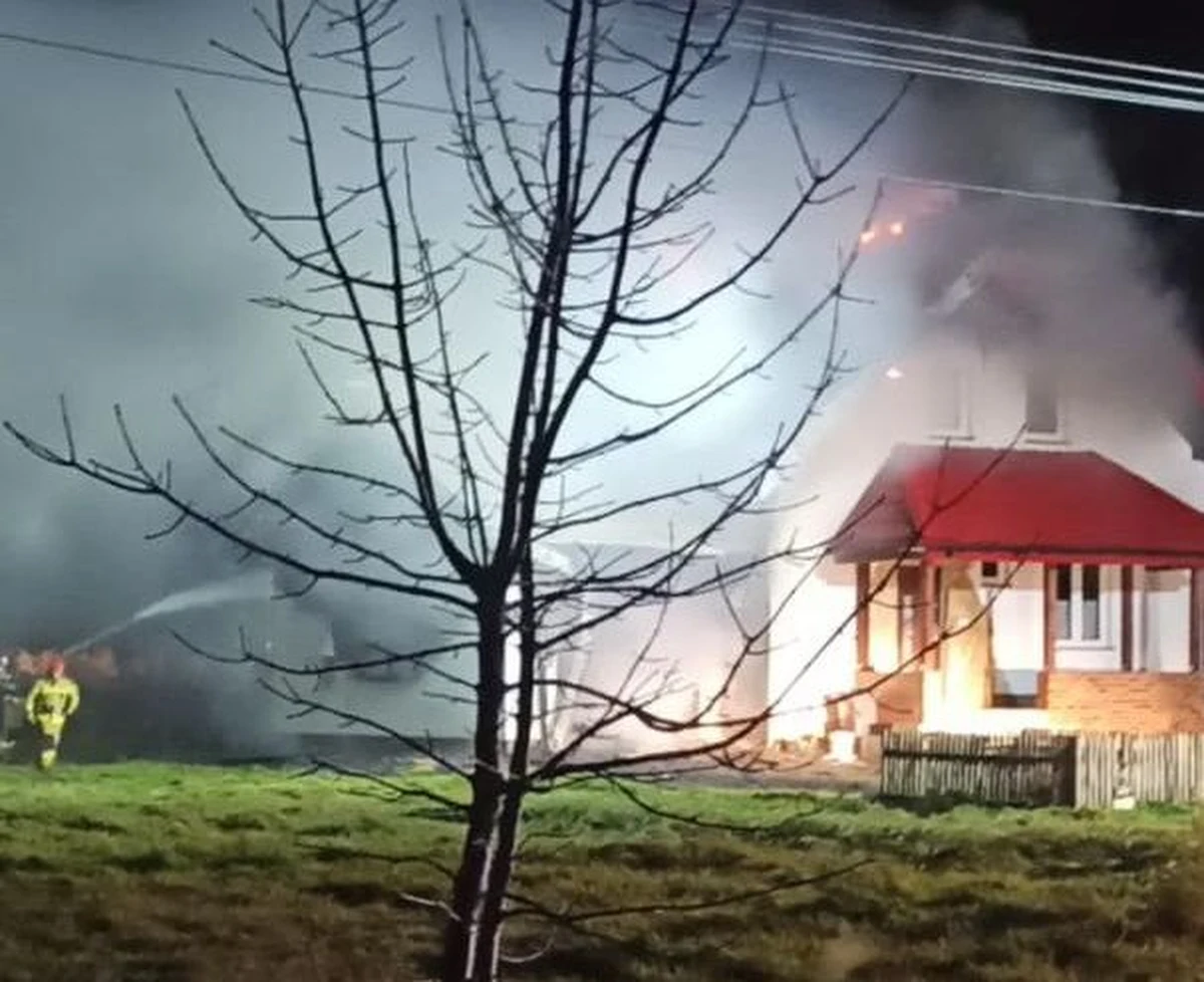 W nocy w gminie Janowiec (Lubelskie) doszło do pożaru domu jednorodzinnego. Śpiących rodziców obudził dziesięcioletni syn. Małżeństwo, z trojgiem dzieci, zdążyło się bezpiecznie ewakuować.