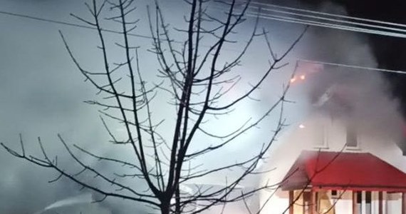 W nocy w gminie Janowiec (Lubelskie) doszło do pożaru domu jednorodzinnego. Śpiących rodziców obudził dziesięcioletni syn. Małżeństwo, z trojgiem dzieci, zdążyło się bezpiecznie ewakuować.