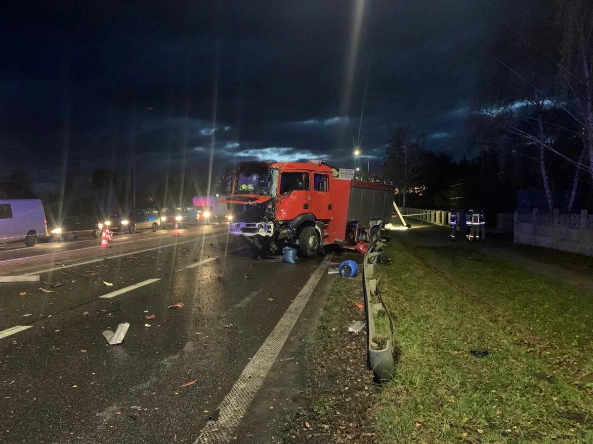 Policja apeluje o zgłaszanie się świadków tragicznego wypadku w Czernikowie w kujawsko-pomorskim. Zginęło w nim dwoje strażaków, trzech kolejnych zostało rannych. Wóz bojowy, którym jechali do akcji, zderzył się z tirem.