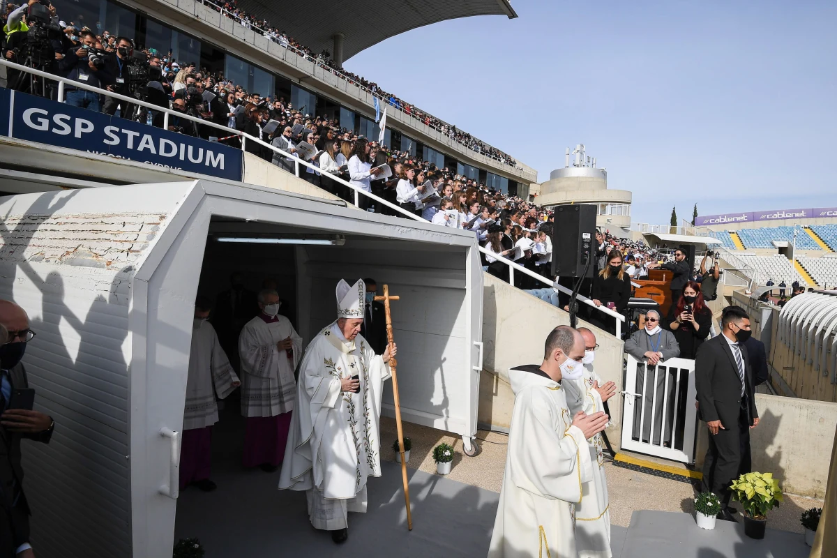 Policja na Cyprze aresztowała w piątek uzbrojonego w nóż mężczyznę, który próbował dostać się na stadion GSP w Nikozji, gdzie papież Franciszek odprawił mszę - poinformowała agencja Reutera opierając się na źródłach w lokalnej policji.