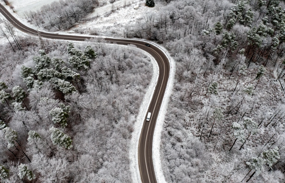 Instytut Meteorologii i Gospodarki Wodnej ostrzega przed silnym mrozem na południowym wschodzie kraju, a także intensywnymi opadami śniegu w rejonie Kaszub i Pomorza Gdańskiego. Trudne warunki pogodowe będą utrzymywały się do późnego wieczora. 