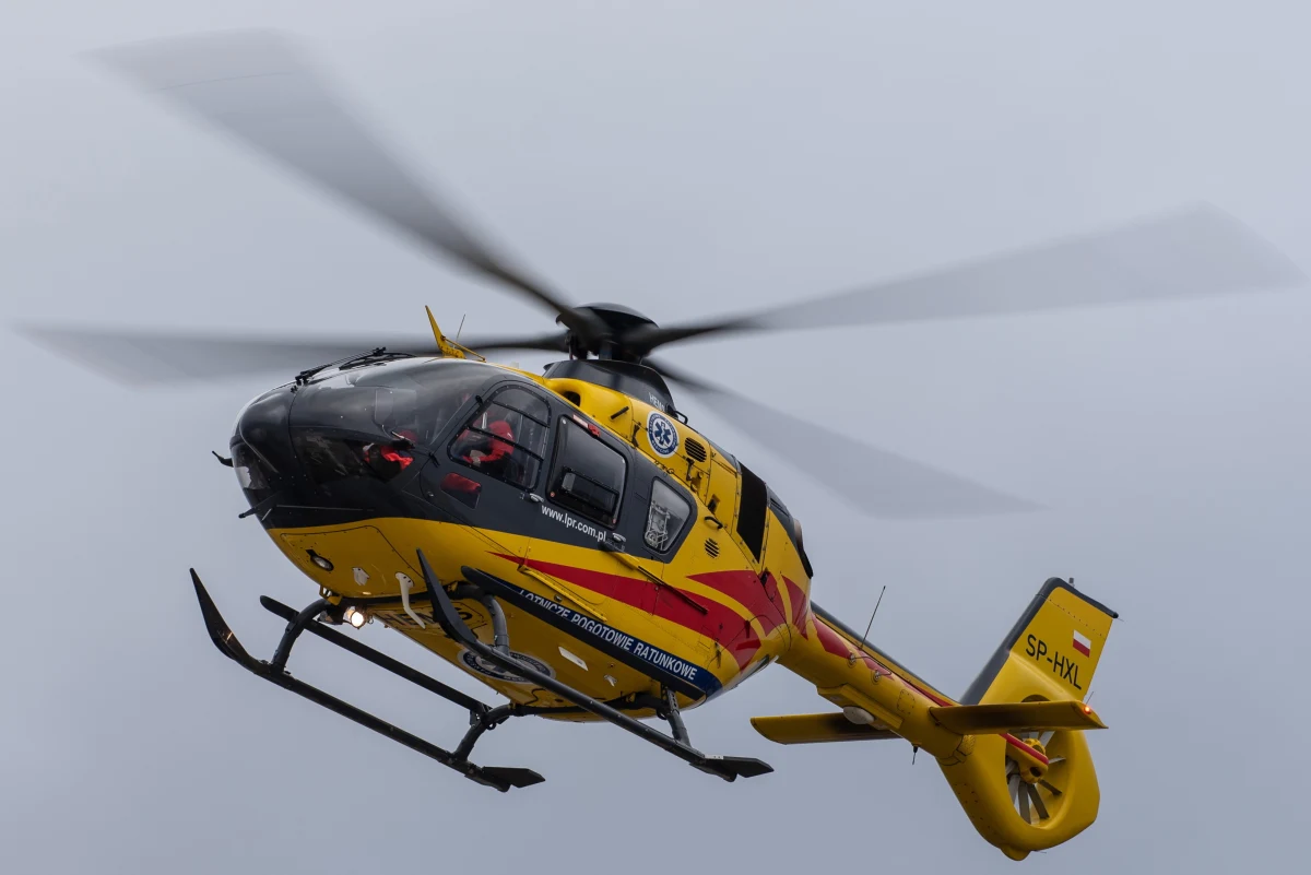 W miejscowości Kawęczynek pod Piasecznem znaleziono ciężko ranną kobietę. 46-latka z ranami kłutymi i ciętymi trafiła do szpitala. Do zdarzenia doszło przed godziną 14. Kobietę znaleziono przy ulicy Prostej, przed skrzyżowaniem z ulicą Sarenki. Po kilku godzinach zatrzymano 27-latka.