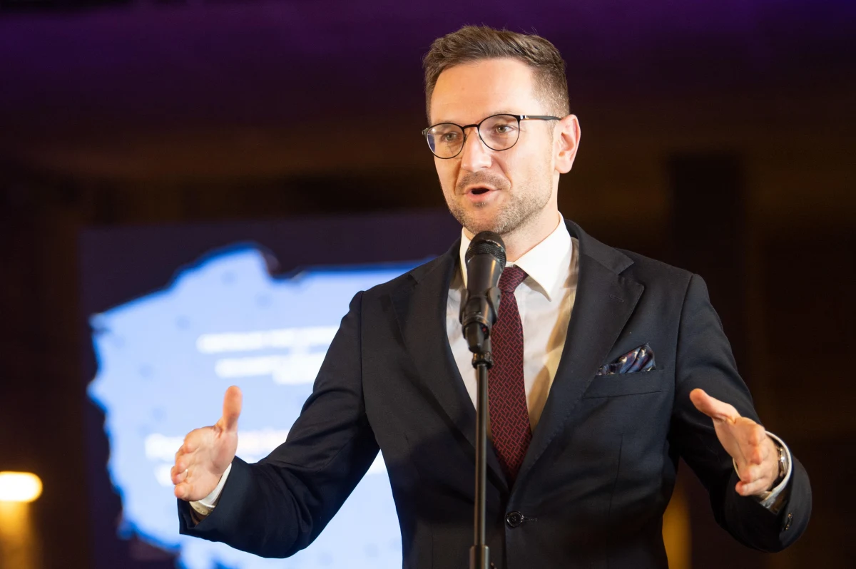 ​Mimo wielomiesięcznych rządowych obietnic, jest małe prawdopodobieństwo, że zaliczkę z Krajowego Planu Odbudowy otrzymamy jeszcze w tym roku. Jak przyznał wiceminister funduszy i polityki regionalnej Waldemar Buda, pierwsze płatności mogą trafić do Polski w połowie 2022 roku. Poinformował natomiast, że jest zgoda co do likwidacji Izby Dyscyplinarnej SN, czego domagały się unijne instytucje.