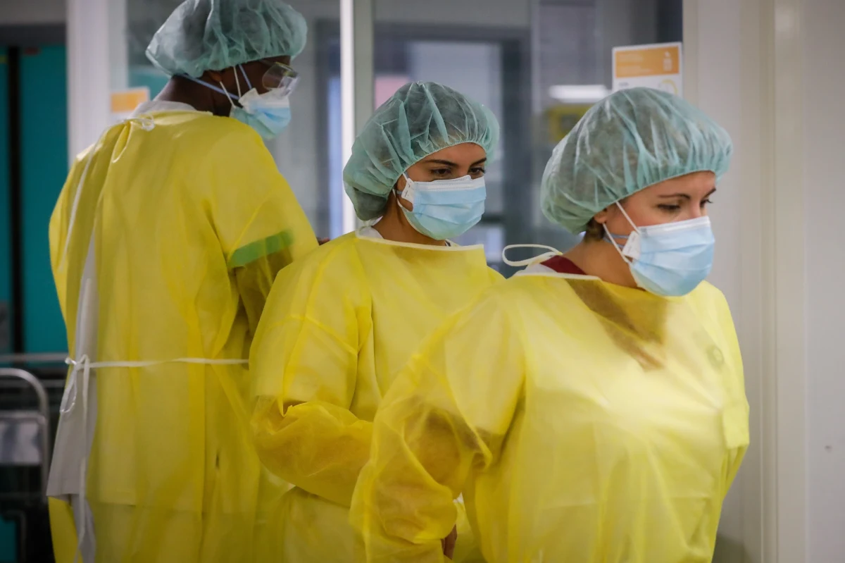 Z najnowszych ustaleń Światowej Organizacji Zdrowia (WHO) wynika, że "nowy wariant koronawirusa przenosi się bardzo szybko i jest dość zakaźny". Według prezydenta Botswany czterej dyplomaci, którzy jako pierwsi w tym kraju uzyskali pozytywny wynik testu na obecność Omikrona, przybyli tam niedawno z Europy. Mokgweetsi Masisi wezwał przy tym do cofnięcia międzynarodowych zakazów, nałożonych na jego kraj. 