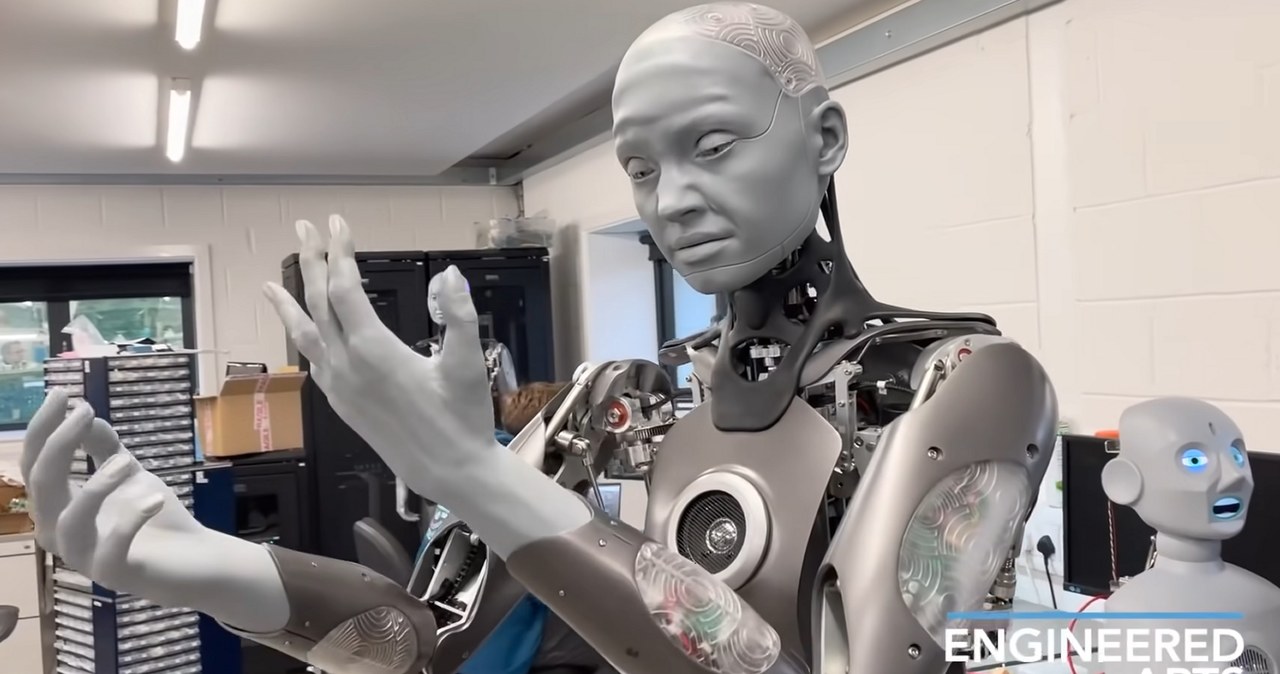 Robot od brytyjskiej firmy Engineered Arts zachwyca realizmem poruszania się i mimiki twarzy. Może robot Ameca u wielu budzić obrzydzenie, ale niewątpliwie jest to ogromny krok naprzód w rozwoju robotyki.