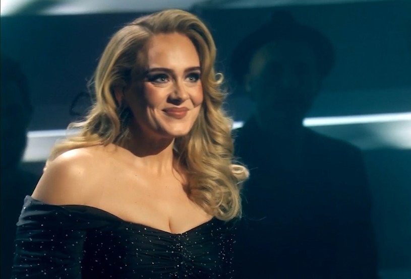 Adele pojawiła się w internetowym programie NikkieTutorials. Internetowa gwiazda pomalowała pół twarzy bijącej rekordy popularności wokalistki. Był to kolejny element promocji je rozchwytywanego albumu "30". 