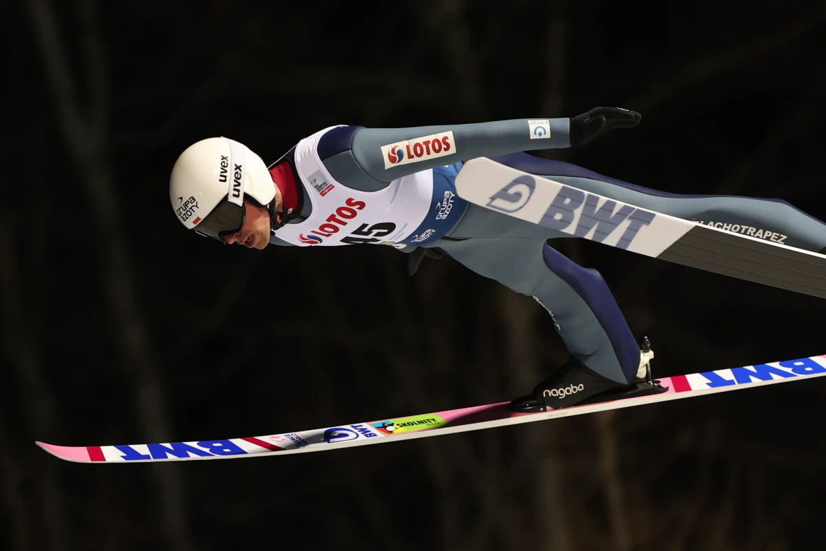 Tylko dwóch biało-czerwonych nie zakwalifikowało się do niedzielnego konkursu indywidualnego. To Jarosław Krzak i Maciej Kot - zdyskwalifikowany za niewłaściwy kombinezon. Pozostała 11 już w niedzielę zmierzy się w konkursie indywidualnym. Dzisiejsze kwalifikacje wygrał Austriak Jan Hoerl. Wśród Polaków najlepsze miejsce zajął Kamil Stoch, który uplasował się na 10. lokacie. 