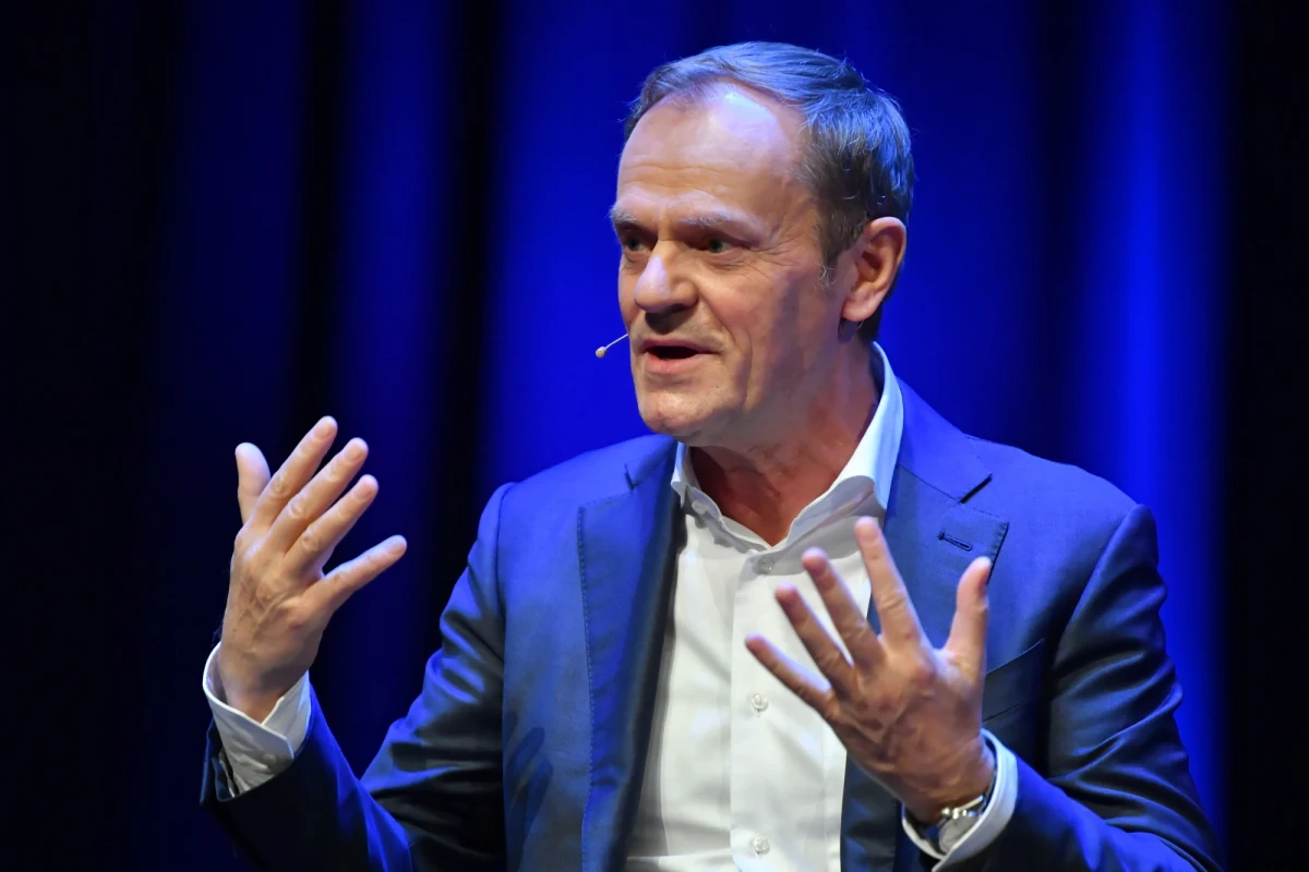 Jeśli kochasz, to się szczep - zaapelował w piątek wieczorem szef Platformy Obywatelskiej Donald Tusk, który przyjął tego dnia trzecią dawkę szczepionki przeciw Covid-19.