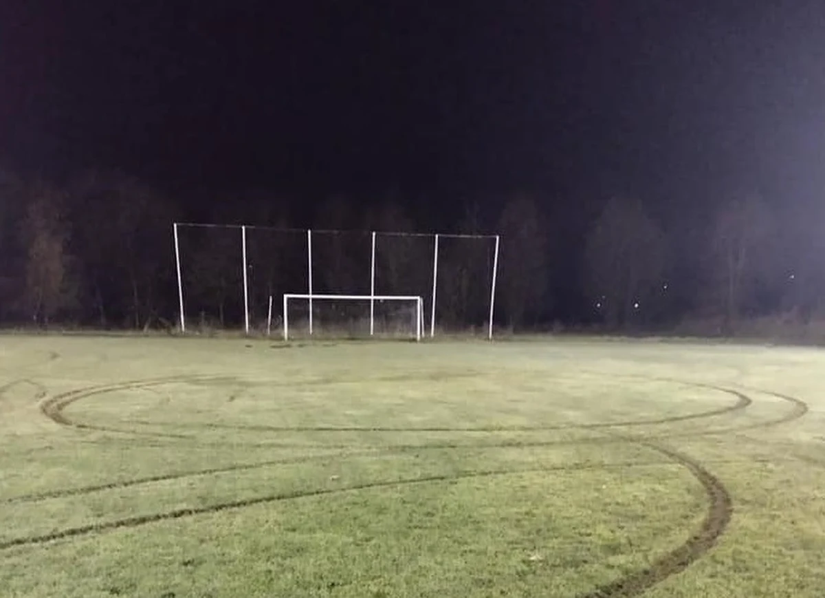 21-latek "driftował" swoim BMW na boisku sportowym w Ostrowsku i zniszczył murawę. Mężczyzna usłyszał zarzut zniszczenia mienia, a na poczet przyszłych kar zabezpieczono mu pojazd.