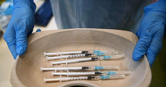 Minister zdrowia Czech Adam Vojtiech poinformował, że resort przygotowuje rozporządzenie o obowiązkowych szczepieniach przeciwko Covid-19 dla wybranych grup ludności. Dokument zostanie opublikowany w przyszłym tygodniu. Tworzący się rząd Petra Fiali może je zmienić.