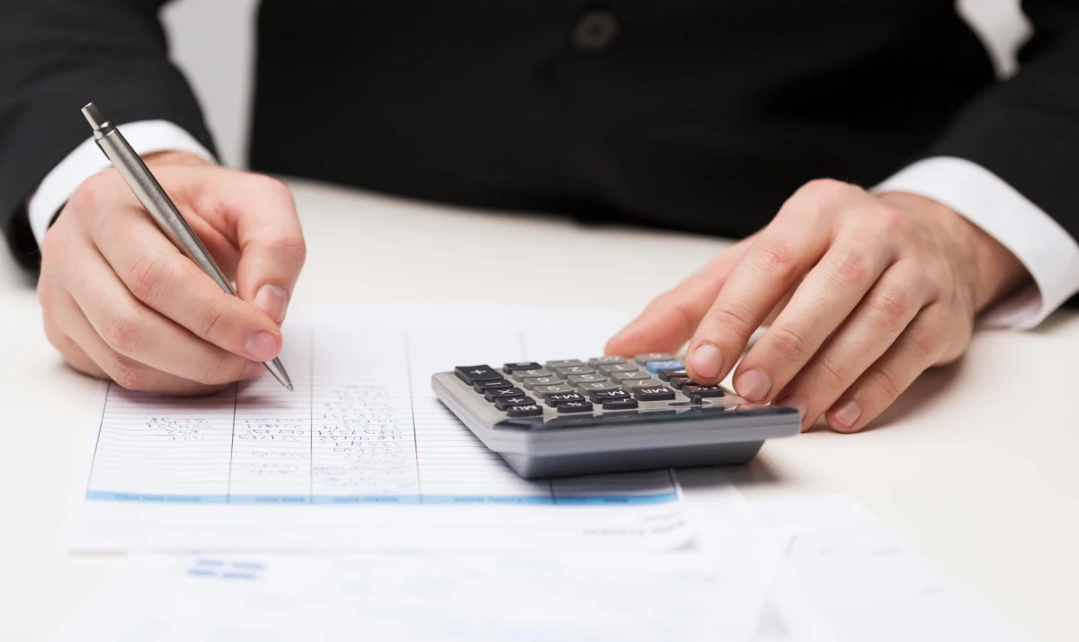 Ministerstwo Finansów opublikowało w piątek i skierowało do konsultacji i uzgodnień projekt rozporządzenia, obniżającego czasowo podatek VAT na energię elektryczną, gaz i ciepło. Koszty oszacowano na 2,4 mld zł.