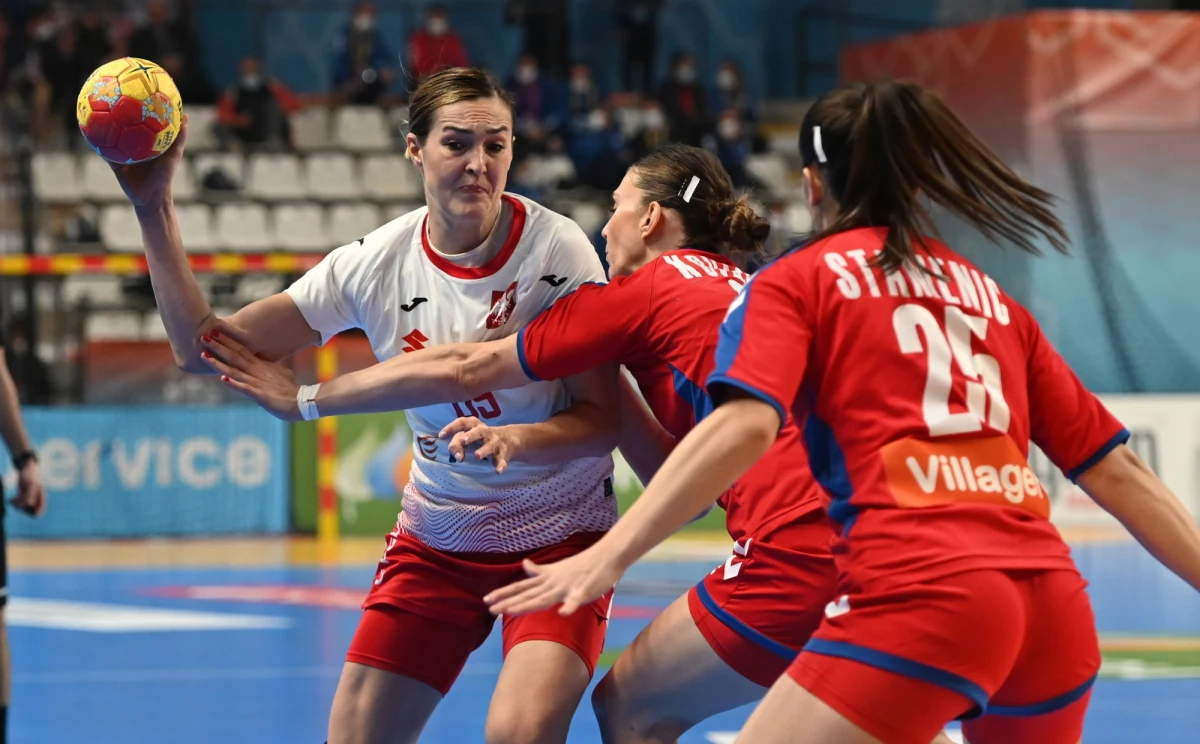 ​Polskie piłkarki ręczne od porażki z Serbią 21:25 (13:16) rozpoczęły w Llirii rywalizację w grupie B mistrzostw świata, których gospodarzem jest Hiszpania. W pierwszym piątkowym meczu tej grupy Rosjanki pokonały Kamerun 40:18.