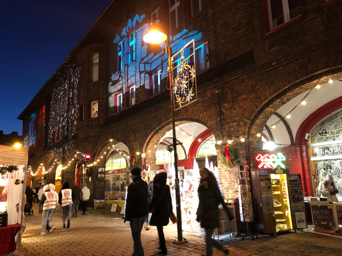 ​Najpiękniejsze rękodzieło, świąteczne ozdoby, mnóstwo - nie tylko śląskich - smakołyków i przede wszystkim wyjątkowa atmosfera - to wszystko znajdziecie na Jarmarku na Nikiszu. W Nikiszowcu, zabytkowej, górniczej dzielnicy Katowic w piątek popołudniu rozpoczął się przyciągający tłumy świąteczny jarmark. Potrwa przez cały weekend.