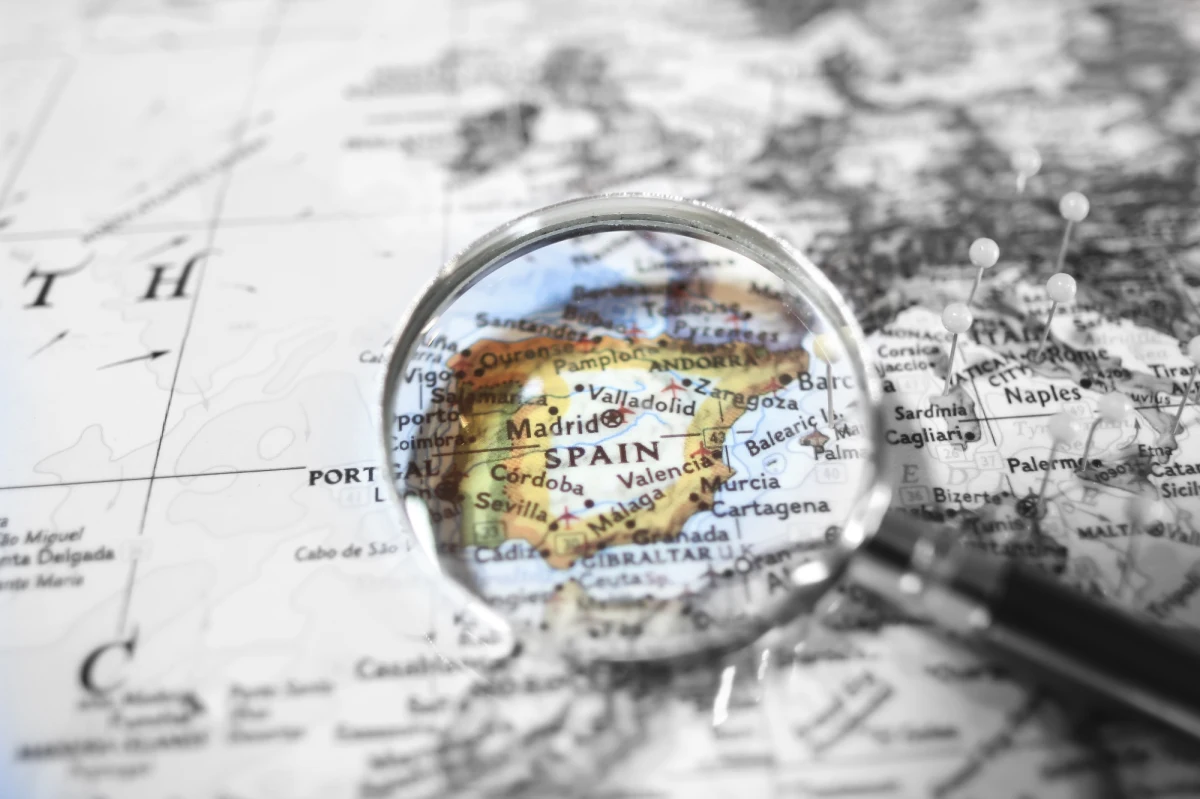 Burmistrz położonej na zachodzie Hiszpanii gminy Espinosa de Villagonzalo, jednej z najmniejszych w kraju, uruchomił procedury służące ograniczeniu o blisko 25 proc. liczby jej mieszkańców. W tle zaskakującej decyzji samorządowca leży spór o budowę fermy trzody chlewnej.