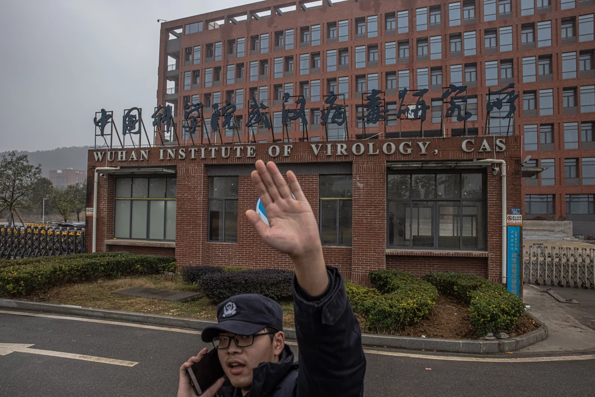 Ponad 5,2 mln ofiar, przeciążona służba zdrowia na całym świecie - mija właśnie dwa lata, odkąd w Chinach wykryto zakażenie nowym niepokojącym wirusem, wywołującym zapalenie płuc. Po czasie epidemia Covid-19 stała się przedmiotem sporu politycznego, a spekulacje na temat pochodzenia wirusa źródłem wielu teorii spiskowych.