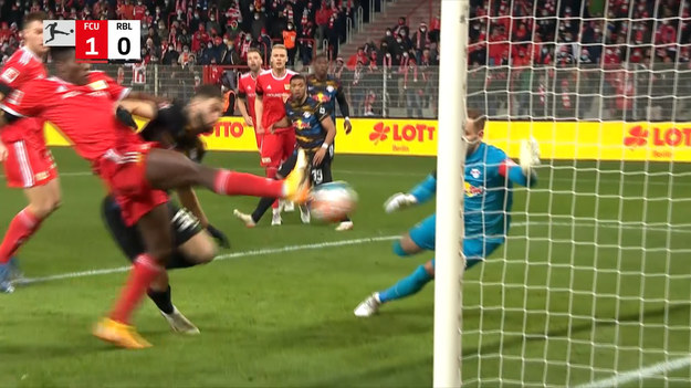 Skrót meczu Union Berlin - RB Lipsk (2-1).

SKŁADY:
1. FC Union Berlín: Luthe – Friedrich (C), Knoche, Baumgartl – Ryerson, Becker (80. Voglsammer), R. Khedira, Prömel, Giesselmann – Awoniyi (80. Behrens), M. Kruse (72. Haraguči).
Rezerwowi: Rönnow – Behrens, Haraguči, Jaeckel, Möhwald, Oczipka, Öztunali, Trimmel, Voglsammer.
Trener: Urs Fischer

RB Lipsk: Gulácsi (C) – Mukiele, Klostermann (70. Kampl), Gvardiol – Henrichs (65. Forsberg), Laimer (70. Simakan), T. Adams, Angeliño – Szoboszlai (78. Brobbey), Nkunku – André Silva.
Rezerwowi: Martínez – Bonnah, Brobbey, Forsberg, Kampl, Raebiger, Simakan, Wosz, Ibrahimi.
Trener: Jesse Marsch