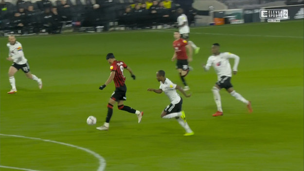Mecz angielskiej ligi Championship pomiędzy Fulham a Bournemouth zakończył się wynikiem 1-1. Niesamowitą akcję w tym meczu stworzyli gracze gości w pierwszych sekundach drugiej połowy. Zobacz to trafienie.