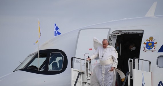 Papież Franciszek zabierze ze sobą z Cypru 50 migrantów. Wśród grupy, która poleci do Włoch jest dwoje Kameruńczyków, którzy przez ostatnie sześć miesięcy tkwili w strefie buforowej oddzielającej Cypr Południowy od Północnego – poinformowało cypryjskie ministerstwo spraw wewnętrznych.