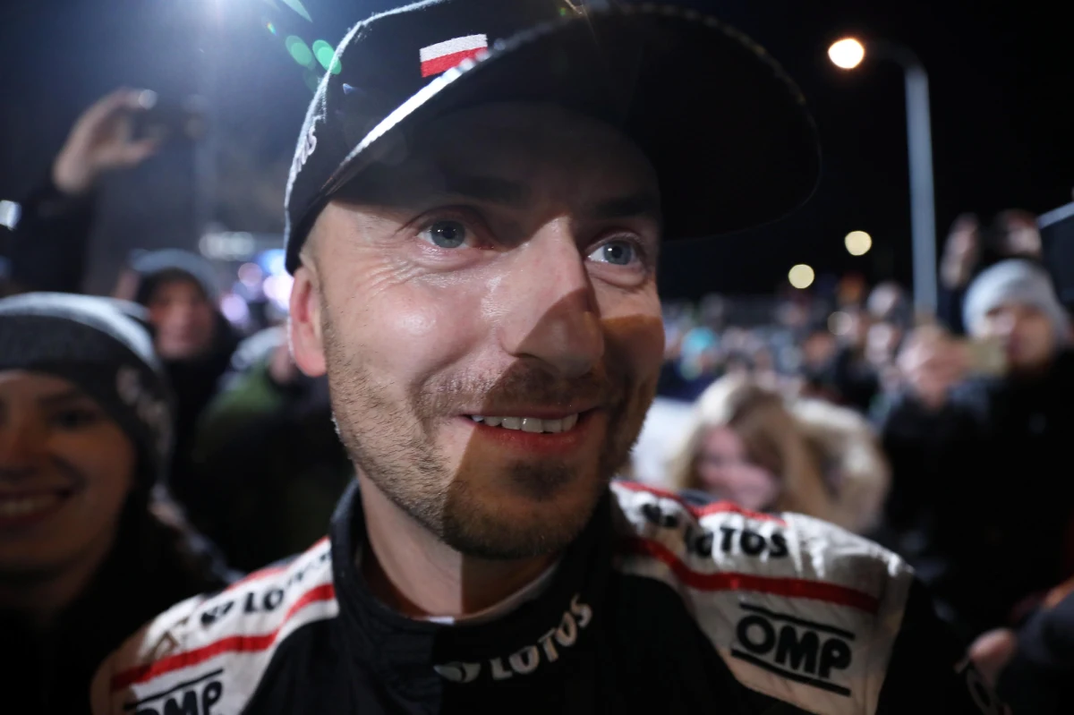 Kajetan Kajetanowicz, jadący Skodą Fabią Rally2 Evo, wygrał w Warszawie 59. Rajd Barbórka. Wicemistrz świata w kategorii WRC3, trzykrotny mistrz Europy triumfował w imprezie po raz ósmy z rzędu. Po raz dziewiąty był też najszybszy na Karowej.
