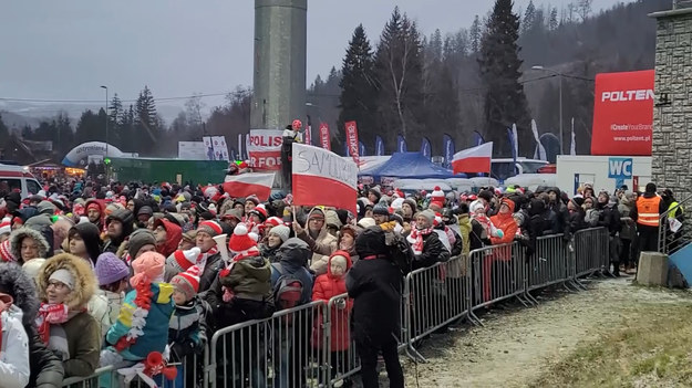 Na skocznię im. Adama Małysza w Wiśle-Malince ściągnęło ponad 6 tys. kibiców. Wszyscy czekają na rozpoczęcie konkursu.
