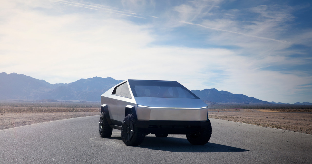 Chociaż futurystyczny elektryczny pojazd od Tesli znany jest głównie z tego, że ciągle przesuwa się data jego produkcji i debiutu, to Elon Musk dba o to, żebyśmy o nim nie zapomnieli. Właśnie doczekaliśmy się nowej porcji informacji, która może nieco wyjaśniać październikowe zamieszanie na stronie producenta.  