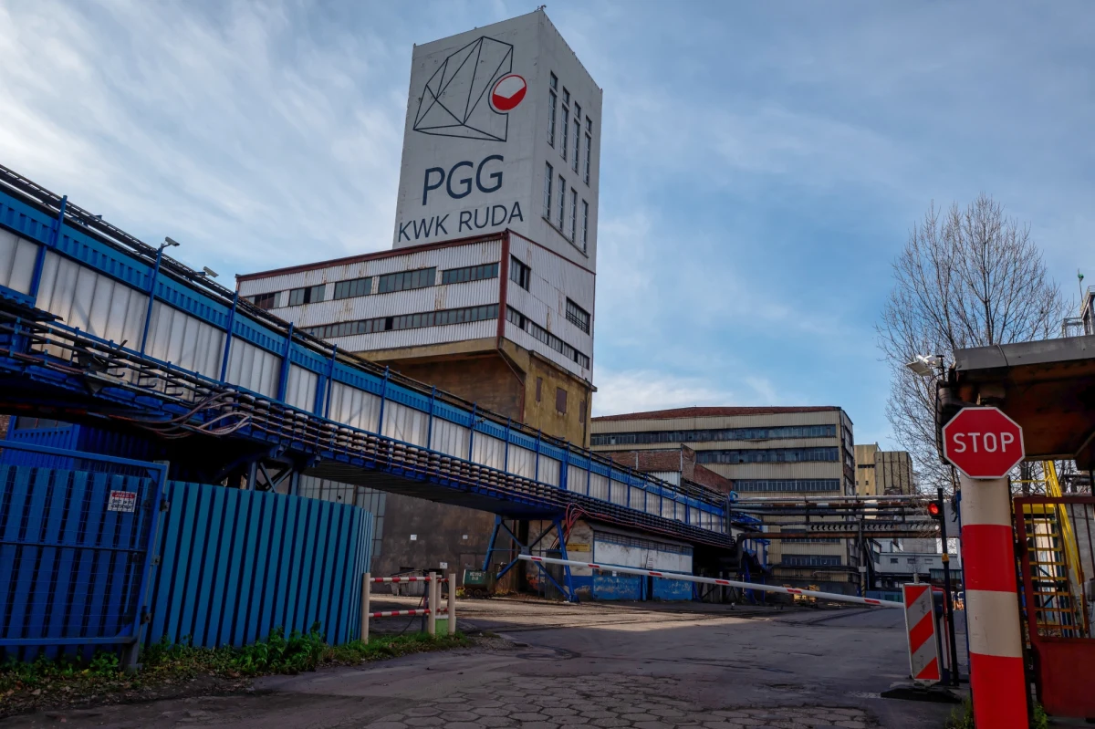 Ratownicy dotarli do jednego z górników uwięzionych po wstrząsie w kopalni Bielszowice. Mężczyzna trafił do szpitala. Cały czas trwają poszukiwania drugiego poszkodowanego górnika. Na razie nie ma z nim kontaktu. 