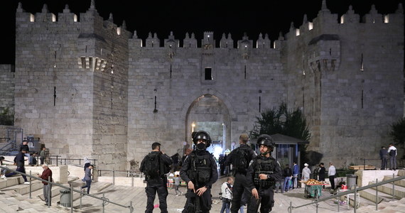 Przed murami Starego Miasta w Jerozolimie Palestyńczyk dźgnął nożem przechodzącego obok Izraelczyka. Został śmiertelnie postrzelony przy próbie ataku na stojących w pobliżu funkcjonariuszy izraelskich sił bezpieczeństwa - poinformowała policja.
