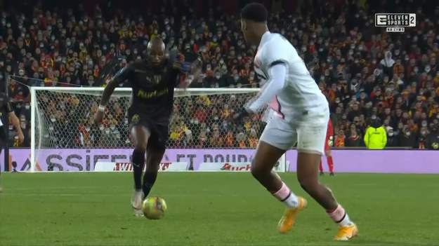 Bardzo blisko drugiej porażki w sezonie byli piłkarze Paris Saint-Germain. Przegrywali przez blisko pół godziny w meczu z rewelacyjnie spisującym się w tym sezonie RC Lens. Wyrównującego gola strzelił dla lidera Ligue 1 Georgino Wijnaldum w 92. minucie spotkania. Przemysław Frankowski zagrał cały mecz.

