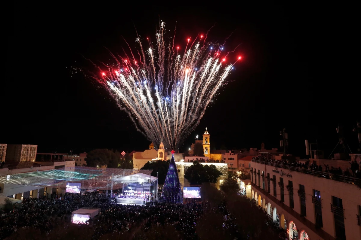 Na czubku świecąca na czerwono gwiazda, na gałązkach setki kolorowych światełek - tak wygląda choinka, która stanęła w Betlejem, przed Bazyliką Narodzenia Pańskiego. Podczas uroczystego włączenia lampek w tle rozbłysły też biało-zielone fajerwerki.