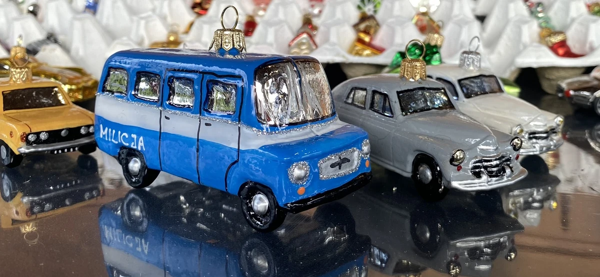 Zamarzyli, by święta mieć cały rok. Małżeństwo z zachodniopomorskiego Goleniowa trudni się produkcją autorskich bombek. Dzięki ich wyobraźni i pracy na choince można zawiesić puszkę paprykarzu szczecińskiego, akordeon, hipopotama czy milicyjną nyskę.