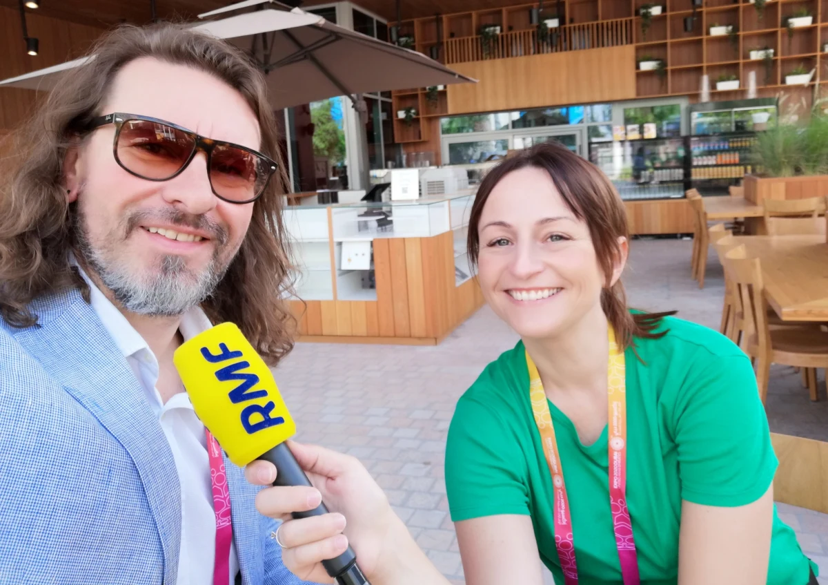 "To niby tylko 6 godzin lotu, a zupełnie inna planeta" - mówi RMF FM Maciej Białko z Gulf Business Link, który od wielu lat w Dubaju łączy polskich przedsiębiorców z partnerami ze Zjednoczonych Emiratów Arabskich. Jak podkreśla, spalić za sobą mosty i stracić sympatię potencjalnych inwestorów można niezwykle łatwo. Czym można urazić Emiratczyka? Jak nie podawać mu wizytówki? Dlaczego czekoladki z galaretką to zły prezent, a wysyłanie oferty mailem nie ma sensu? M.in. o to zapytała eksperta nasza dziennikarka Magdalena Wojtoń.